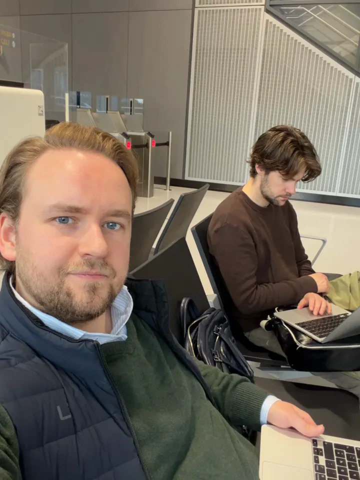 To av folkene i ARTI med bærbare datamaskiner på reise